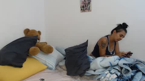 Snapshot of kammy_cami chatting on 10.02.25 kammy y camila online show from 10.02.25