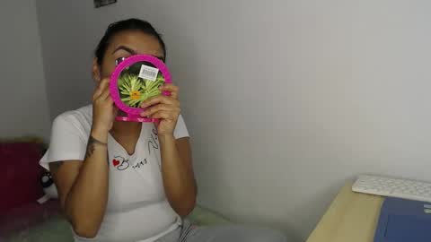 Snapshot of kammy_cami chatting on 10.22.25 kammy y camila online show from 10.22.25