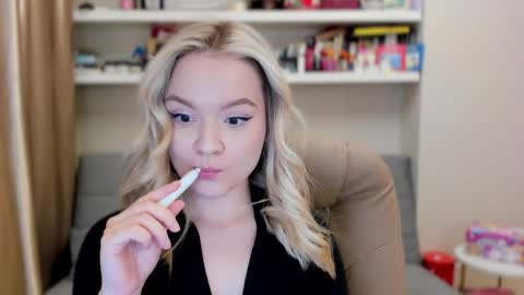 Snapshot of kara_smith_ chatting on 04.18.26 Kara. Off from 15th till 24th of December online show from 04.18.26