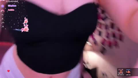 Snapshot of karambamoon chatting on 05.17.26 Lera online show from 05.17.26