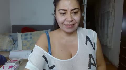 Snapshot of karolhot_x chatting on 02.27.25 karol online show from 02.27.25
