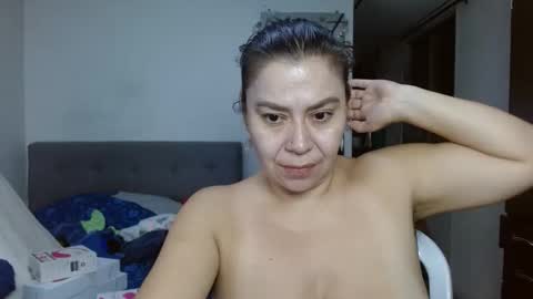 Snapshot of karolhot_x chatting on 11.30.25 karol online show from 11.30.25