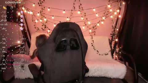 Snapshot of karolinahayes chatting on 12.14.25 KarolinaHayes online show from 12.14.25