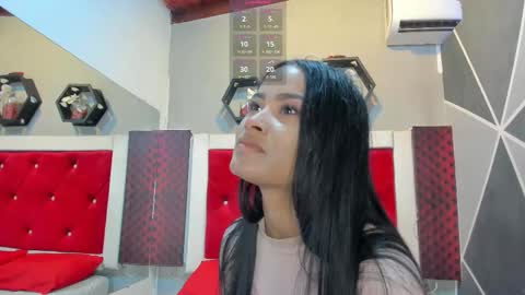 Snapshot of karoll014 chatting on 11.21.25 Karol online show from 11.21.25