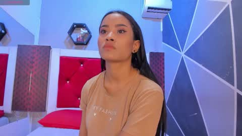 Snapshot of karoll014 chatting on 11.24.25 Karol online show from 11.24.25