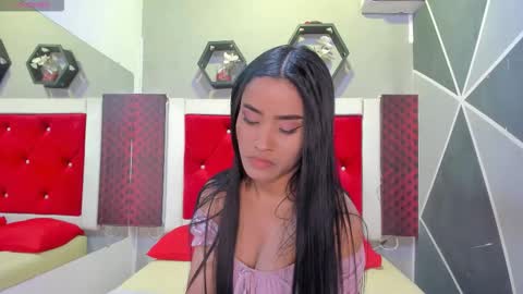 Snapshot of karoll014 chatting on 11.25.25 Karol online show from 11.25.25