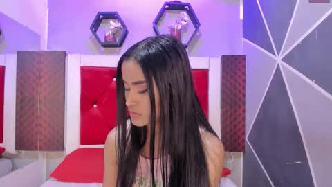 Snapshot of karoll014 chatting on 12.01.25 Karol online show from 12.01.25