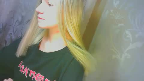 Snapshot of karolynafox chatting on 09.18.25 Caroline Fox online show from 09.18.25