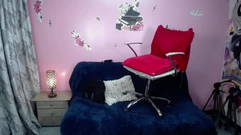 Snapshot of kate_lawrence_ chatting on 12.12.24 kate_lawrence_ online show from 12.12.24