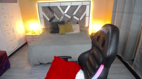 Snapshot of kate_lawrence_ chatting on 02.08.25 kate_lawrence_ online show from 02.08.25