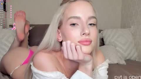 Snapshot of katebremar chatting on 12.17.25 online show from 12.17.25