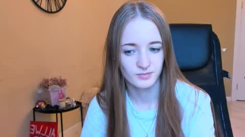 Snapshot of katekayer chatting on 10.18.25 katekayer online show from 10.18.25