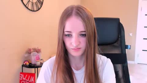 Snapshot of katekayer chatting on 10.19.25 katekayer online show from 10.19.25