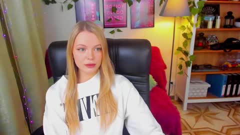 Snapshot of katherineepierce chatting on 03.11.25 Katherine online show from 03.11.25