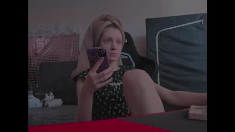 Snapshot of kathleen_frost chatting on 11.20.25 kathleen_frost online show from 11.20.25