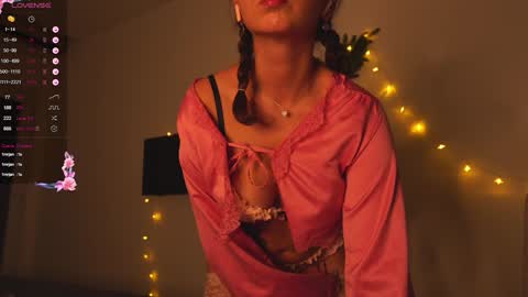 Snapshot of katie________ chatting on 01.04.25 Katienext stream online show from 01.04.25