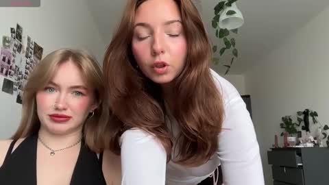 Snapshot of katie________ chatting on 09.26.25 Katienext stream online show from 09.26.25