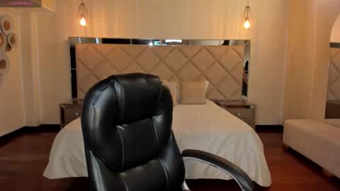 Kate Stonne online show from 12.20.25