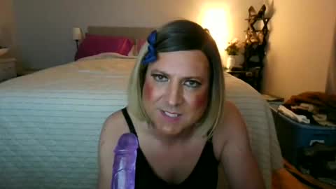 Snapshot of katieutopia chatting on 11.08.25 katieutopia online show from 11.08.25