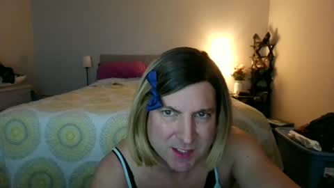 Snapshot of katieutopia chatting on 11.11.25 katieutopia online show from 11.11.25