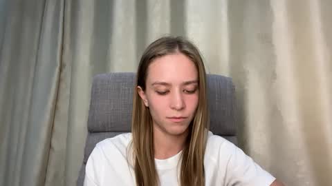 Snapshot of katievix chatting on 09.25.25 Katie online show from 09.25.25