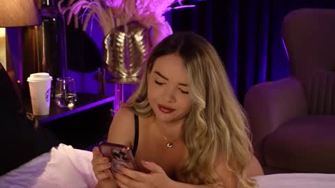 Snapshot of katjolie chatting on 09.10.25 KatJolie online show from 09.10.25