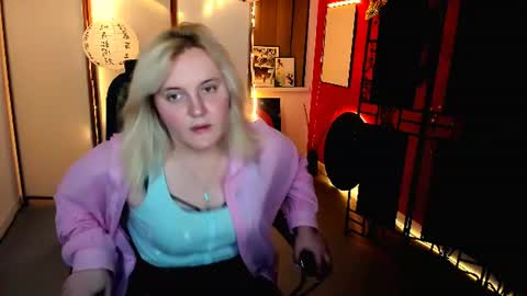 Snapshot of katybriggs chatting on 06.19.26 Katy online show from 06.19.26