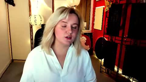 Snapshot of katybriggs chatting on 06.23.26 Katy online show from 06.23.26