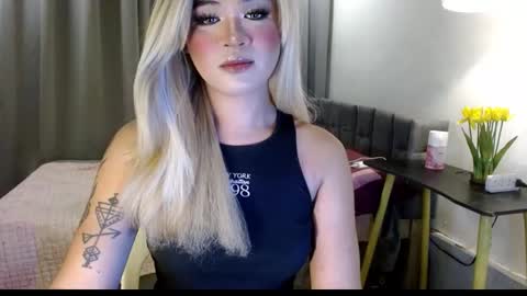 Snapshot of katykiat chatting on 11.18.25 katykiat online show from 11.18.25