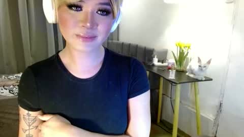 Snapshot of katykiat chatting on 11.28.25 katykiat online show from 11.28.25