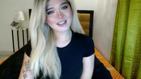 Snapshot of katykiat chatting on 12.17.25 katykiat online show from 12.17.25