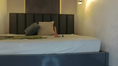 katyrataylor__ online show from 04.12.26