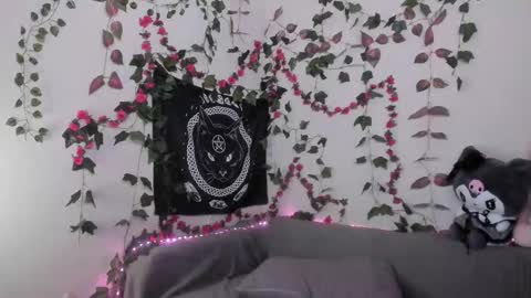 Mia online show from 10.04.25