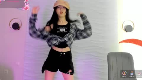 Snapshot of kawai_mai chatting on 12.04.25 mai online show from 12.04.25