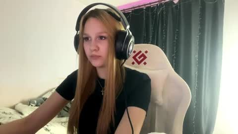 Snapshot of kayceefroehner chatting on 04.24.26 Amia online show from 04.24.26