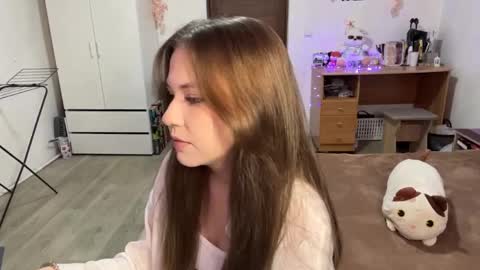 Nyelle online show from 04.10.26