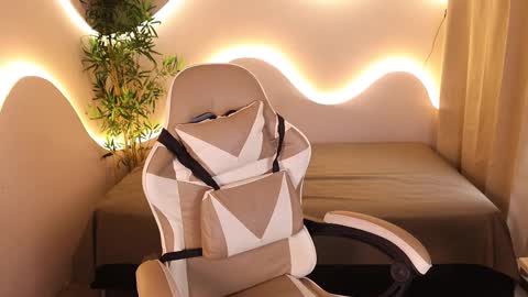 Kehlannis online show from 10.18.25