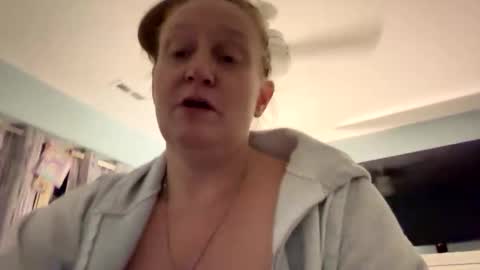 Snapshot of kellilyn10 chatting on 04.01.26 kellilyn10 online show from 04.01.26