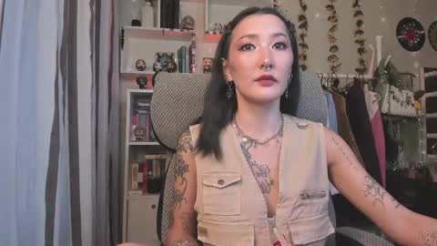 Snapshot of kellyasian chatting on 10.05.25 Leia online show from 10.05.25