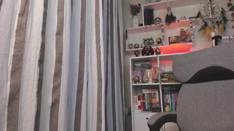 Snapshot of kellyasian chatting on 11.08.25 Leia online show from 11.08.25