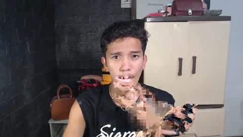 Snapshot of ken_bigcockxx chatting on 02.18.25 Ken online show from 02.18.25