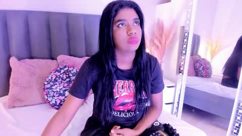 kendrachavez_ online show from 11.17.25