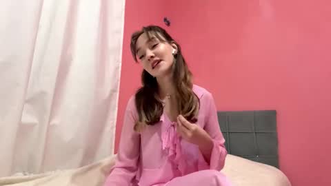 Snapshot of keniarhynard chatting on 12.17.25 Elena online show from 12.17.25