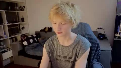 Snapshot of kessy_white chatting on 10.08.25 Kessy online show from 10.08.25