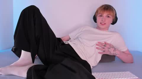 Snapshot of kessy_white chatting on 07.29.26 Kessy online show from 07.29.26