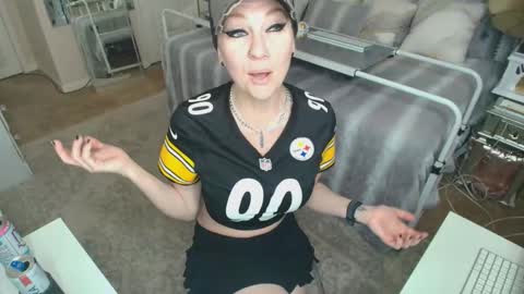 Snapshot of kiarose chatting on 10.27.25 Kia Rose online show from 10.27.25