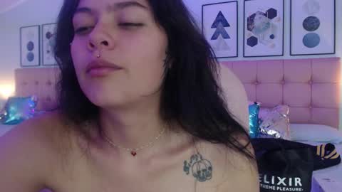 Snapshot of kiki_cams chatting on 12.18.25 kIKI online show from 12.18.25