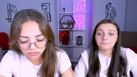 Snapshot of kiki_swan chatting on 09.16.25 kiki_swan online show from 09.16.25