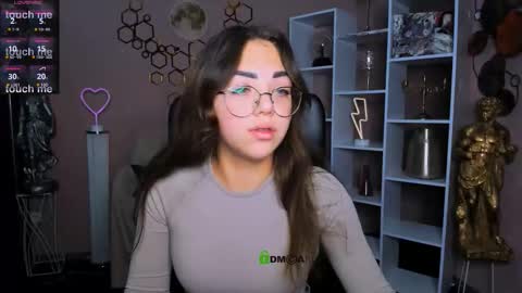 Snapshot of kiki_swan chatting on 11.21.25 kiki_swan online show from 11.21.25