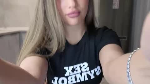 Snapshot of killer__girls chatting on 11.10.25 EvaAnna online show from 11.10.25